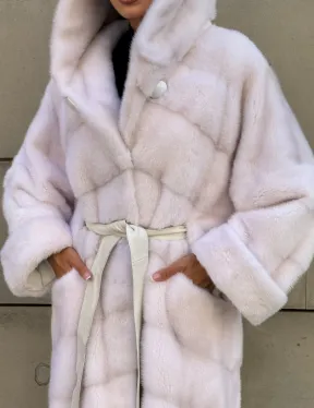 Шуба в диагональной выкладке меха норки White ice с капюшоном