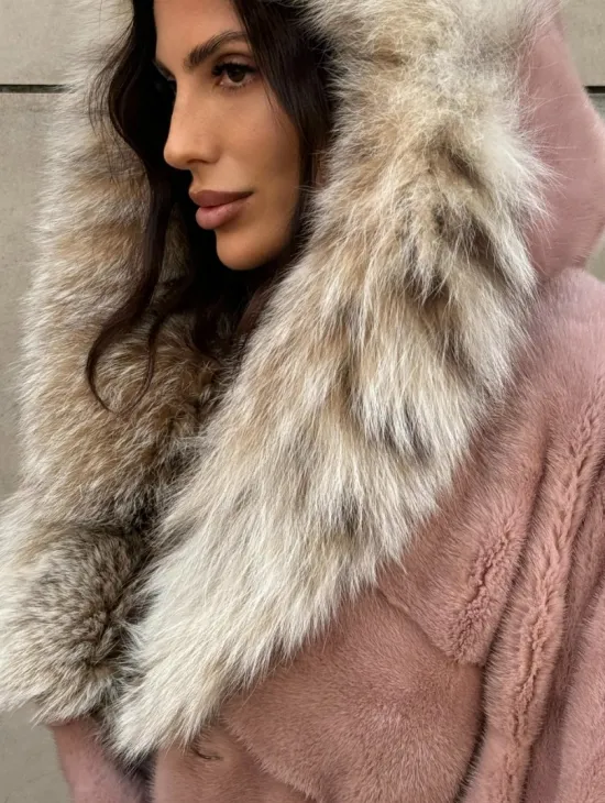 Шуба из натурального меха норки с капюшоном из рыси - цвет пудра