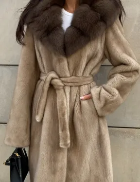 Шуба из норки пастель в технологии роспуск с капюшоном из меха куницы