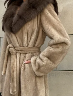 Шуба из норки пастель в технологии роспуск с капюшоном из меха куницы