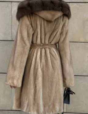 Шуба из норки пастель в технологии роспуск с капюшоном из меха куницы