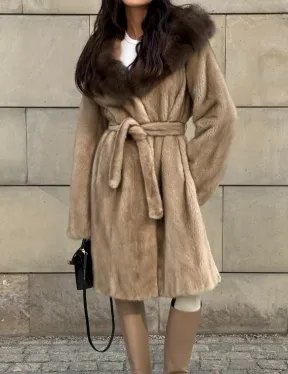 Шуба из норки пастель в технологии роспуск с капюшоном из меха куницы