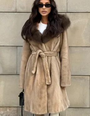 Шуба из норки пастель в технологии роспуск с капюшоном из меха куницы