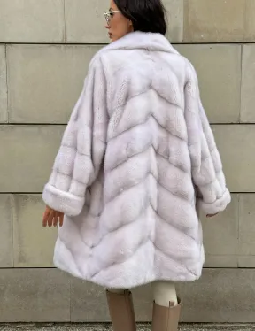 Шуба в диагональной выкладке меха норки с английским воротником - цвет жемчуг