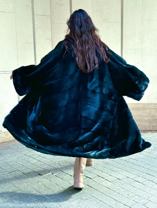 Женская шуба из меха норки в стиле «Oversize» (больших размеров)