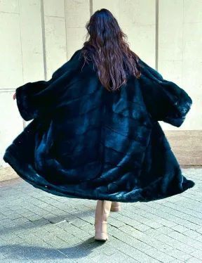 Женская шуба из меха норки в стиле «Oversize» (больших размеров)