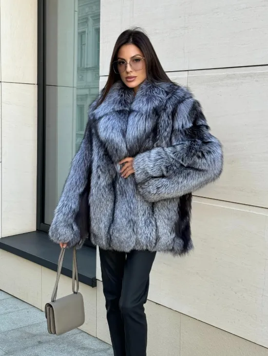 Шуба из меха чернобурки серебристо-черного цвета, цельные пластины