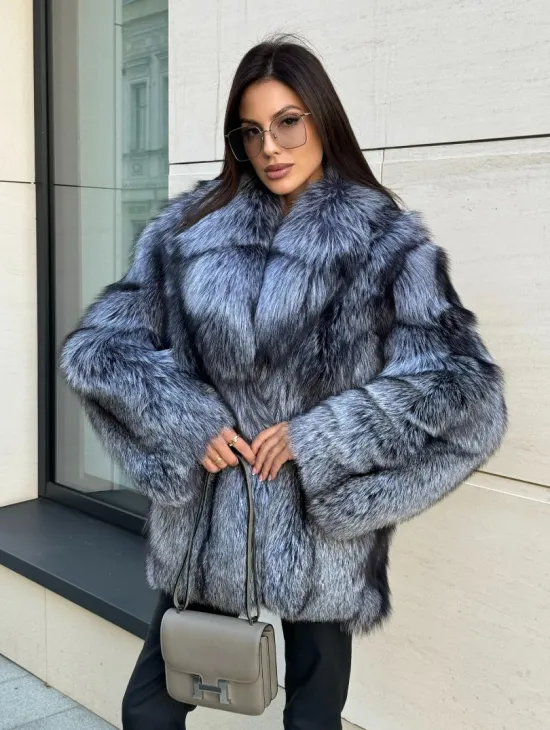 Шуба из меха чернобурки серебристо-черного цвета, цельные пластины