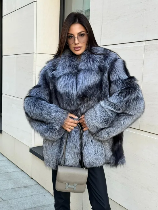 Шуба из меха чернобурки серебристо-черного цвета, цельные пластины