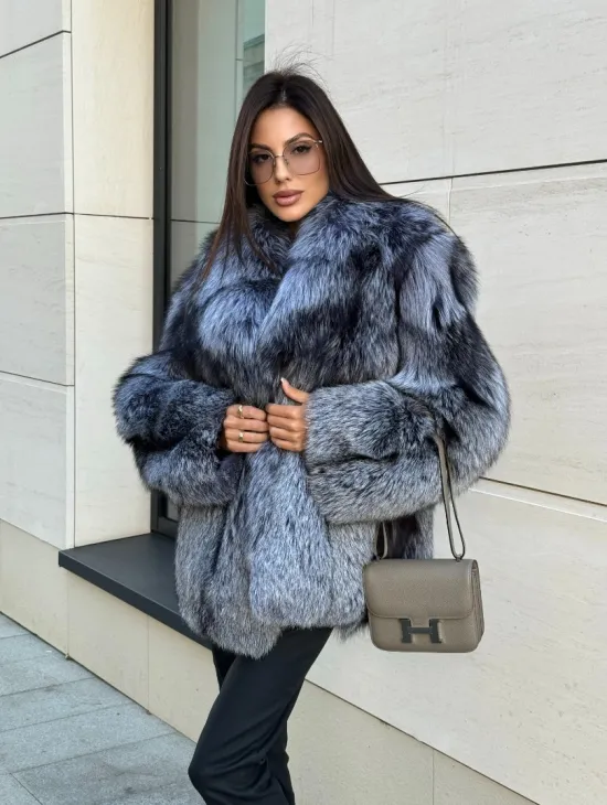 Шуба из меха чернобурки серебристо-черного цвета, цельные пластины