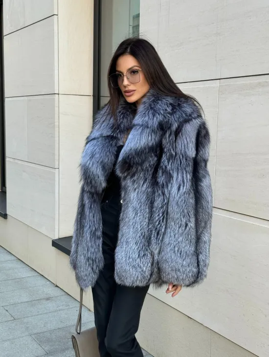 Шуба из меха чернобурки серебристо-черного цвета, цельные пластины