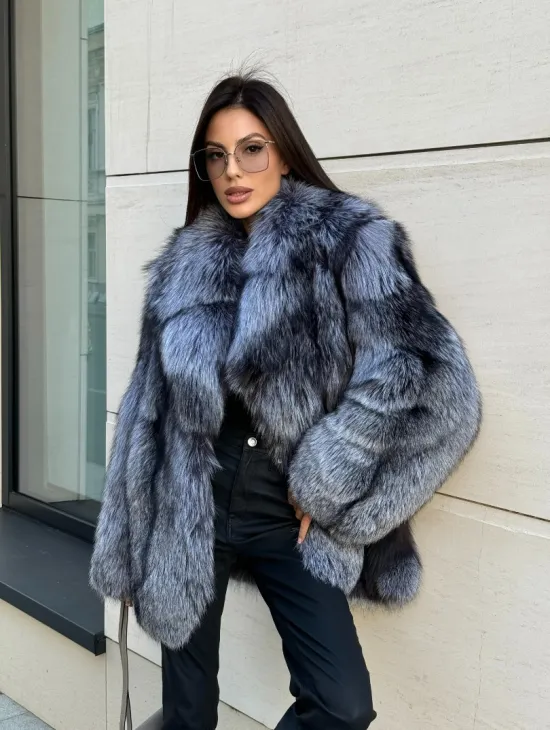 Шуба из меха чернобурки серебристо-черного цвета, цельные пластины