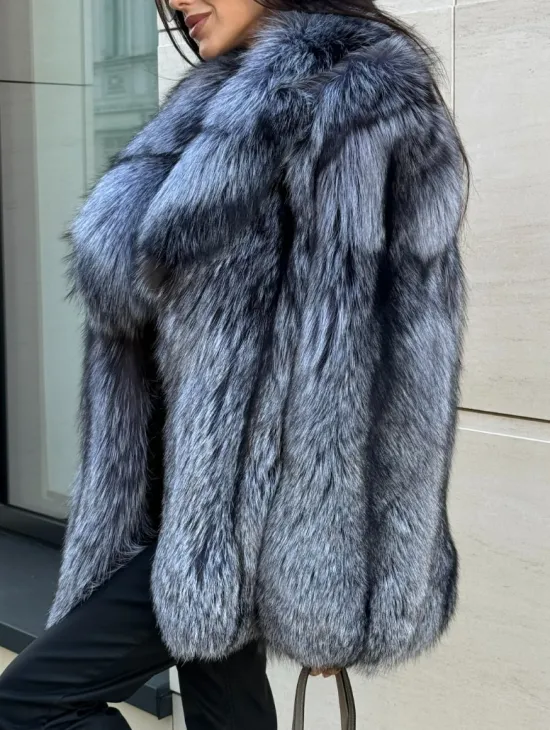 Шуба из меха чернобурки серебристо-черного цвета, цельные пластины