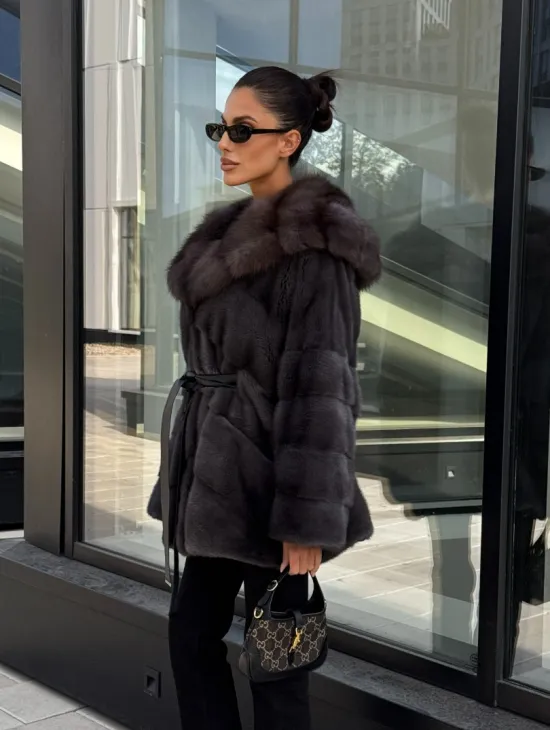 Норковый полушубок с меховым капюшоном из куницы, цвет графит