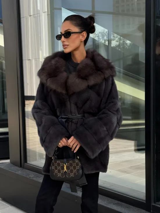 Норковый полушубок с меховым капюшоном из куницы, цвет графит
