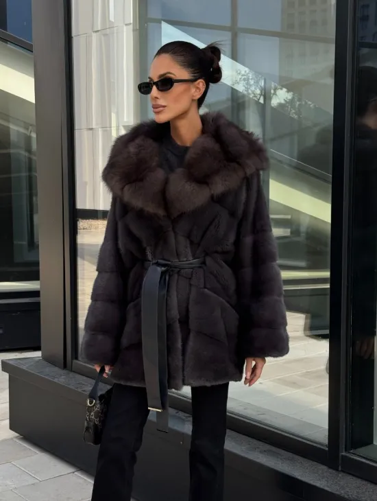 Норковый полушубок с меховым капюшоном из куницы, цвет графит