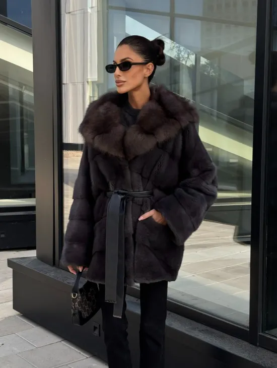 Норковый полушубок с меховым капюшоном из куницы, цвет графит
