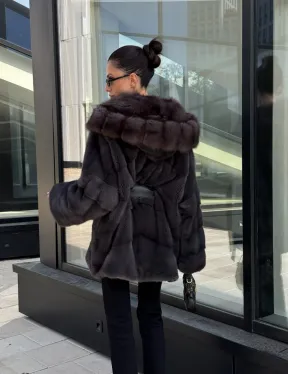 Норковый полушубок с меховым капюшоном из куницы, цвет графит