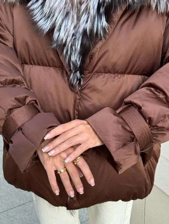 Женский зимний пуховик с мехом чернобурки