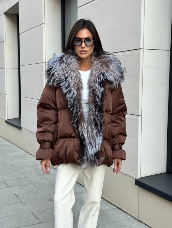 Женский зимний пуховик с мехом чернобурки
