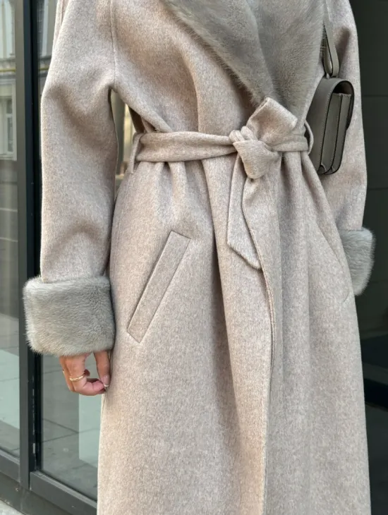 Женское демисезонное пальто с отделкой из меха норки