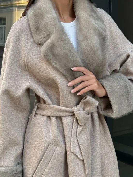 Женское демисезонное пальто с отделкой из меха норки