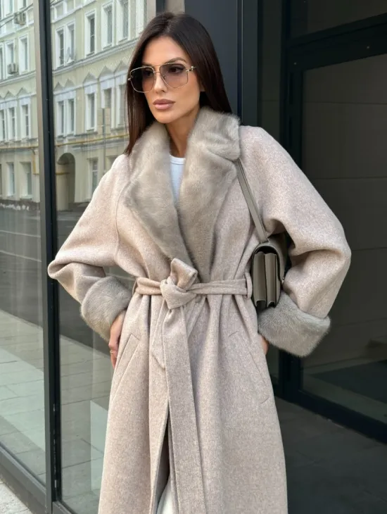 Женское демисезонное пальто с отделкой из меха норки