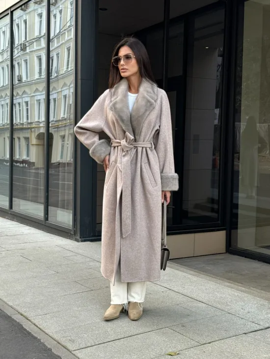 Женское демисезонное пальто с отделкой из меха норки