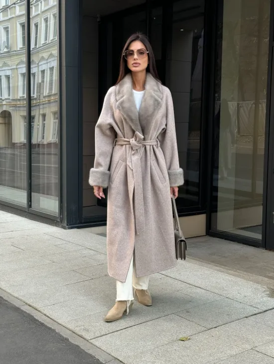 Женское демисезонное пальто с отделкой из меха норки