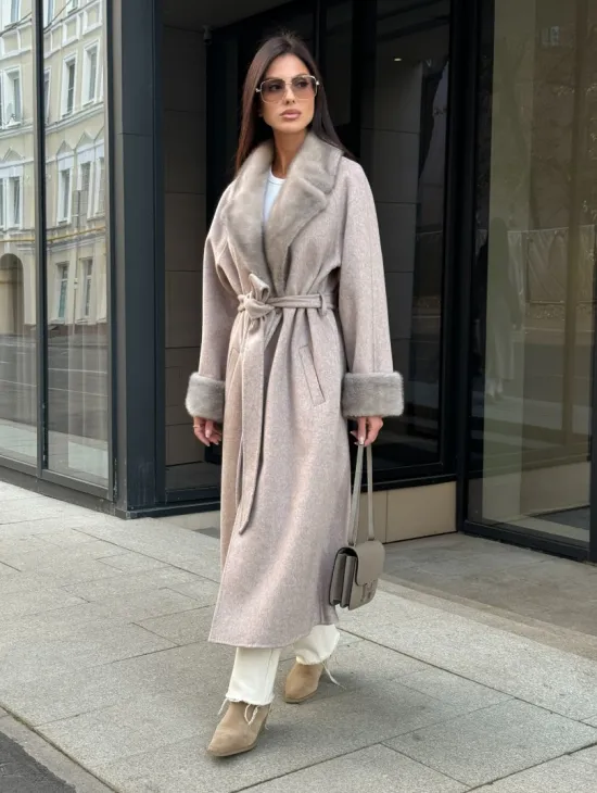 Женское демисезонное пальто с отделкой из меха норки