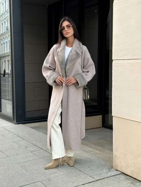 Женское демисезонное пальто с отделкой из меха норки