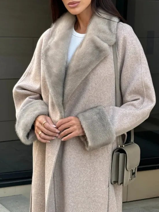 Женское демисезонное пальто с отделкой из меха норки