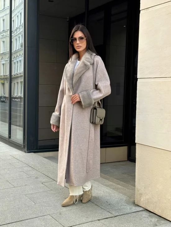 Женское демисезонное пальто с отделкой из меха норки