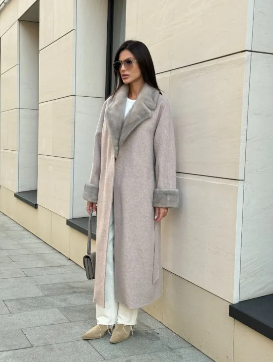 Женское демисезонное пальто с отделкой из меха норки