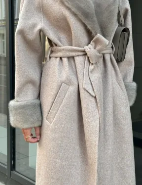 Женское демисезонное пальто с отделкой из меха норки