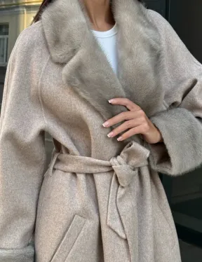 Женское демисезонное пальто с отделкой из меха норки