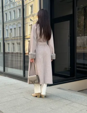 Женское демисезонное пальто с отделкой из меха норки