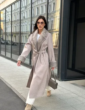 Женское демисезонное пальто с отделкой из меха норки