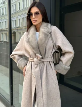 Женское демисезонное пальто с отделкой из меха норки