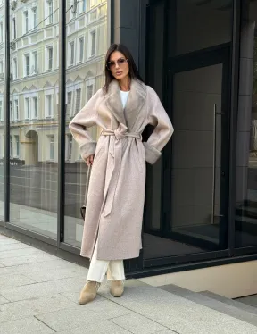 Женское демисезонное пальто с отделкой из меха норки