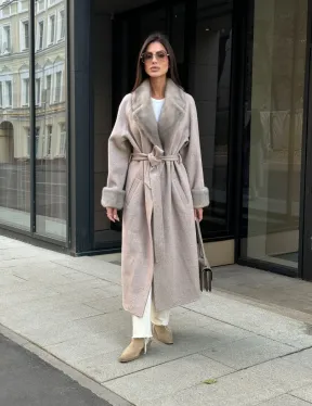 Женское демисезонное пальто с отделкой из меха норки