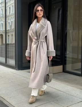 Женское демисезонное пальто с отделкой из меха норки