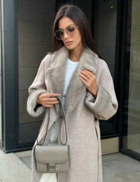 Женское демисезонное пальто с отделкой из меха норки