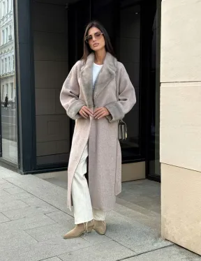 Женское демисезонное пальто с отделкой из меха норки