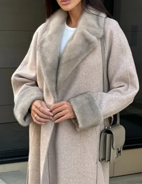 Женское демисезонное пальто с отделкой из меха норки