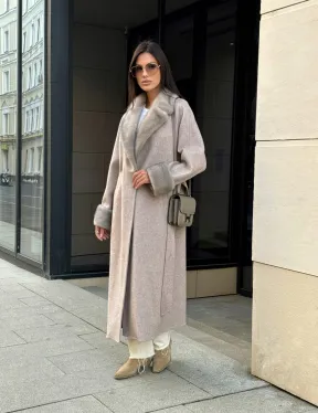 Женское демисезонное пальто с отделкой из меха норки