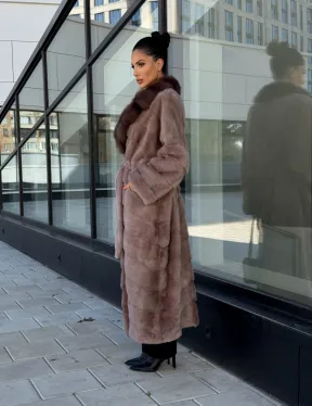 Длинная шуба из норки с воротником из меха куницы - цвет пыльная роза