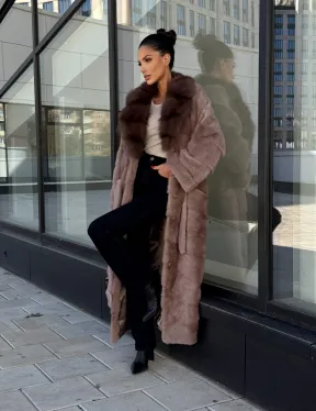 Длинная шуба из норки с воротником из меха куницы - цвет пыльная роза