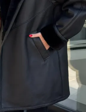 Черная женская дубленка на запах с поясом