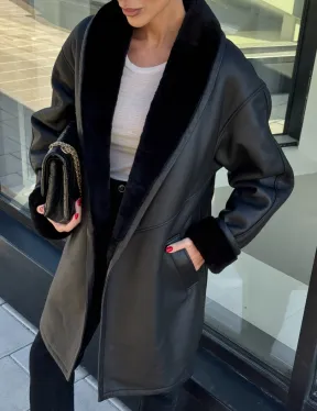 Черная женская дубленка на запах с поясом